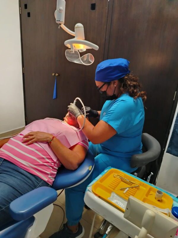 Dra. Joanna Rahab Lorencés Salas durante una valoración dental en Cliodent Cancún Zona Sur